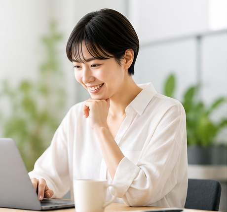 パソコンでSNS発信に取り組む様子
